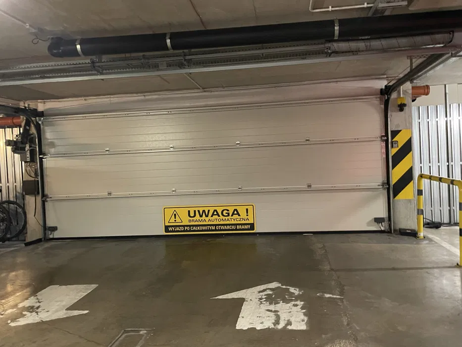 miejsce postojwe w hali garażowej Batalionów Chłopskich 79B Warszawa Bemowo — photo 1 of 6