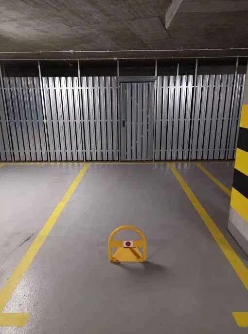 wynajmę miejsce postojowe / parkingowe + duża komórka lokatorska / boks garażowy 8m2 ** ZESTAW** Jana Kazimierza 35 **  WOLA ** — photo 1 of 2