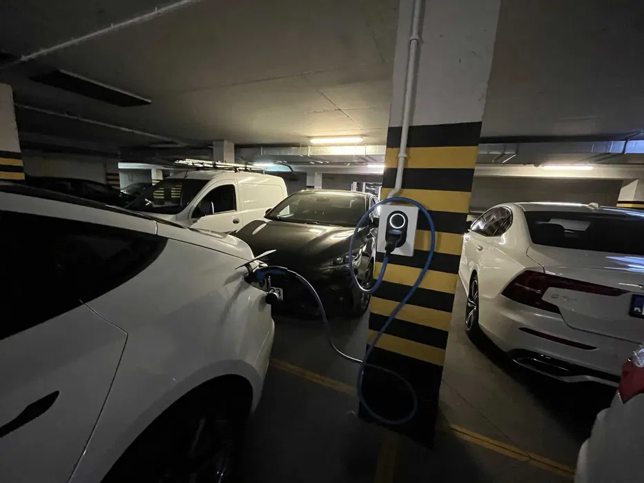 Parking z ładowarką do samochodów elektrycznych/ 19 DZIELNICA — photo 1 of 1