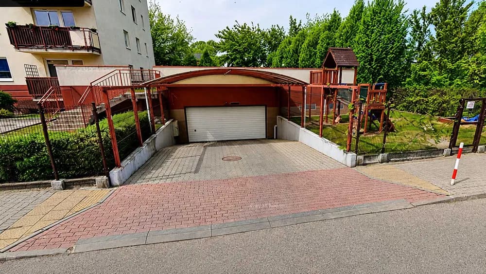 Duże miejsce parkingowe – Targówek, ul. Pożarowa 3b — photo 1 of 4