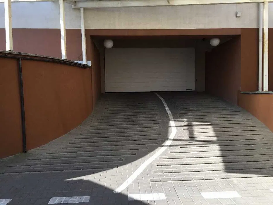 Miejsce parkingowe w zamykanym garażu – al. Bohaterów Września / Drawska,  Ochota- Warszawa