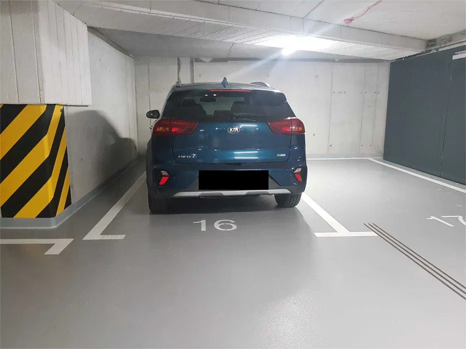 Miejsce postojowe na parkingu podziemnym, dworzec wschodni, praga ul. Bliska, garaż, praga południe, kamionek