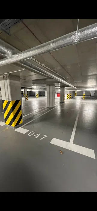 Bardzo wygodne  miejsce postojowe  w hali garazowej